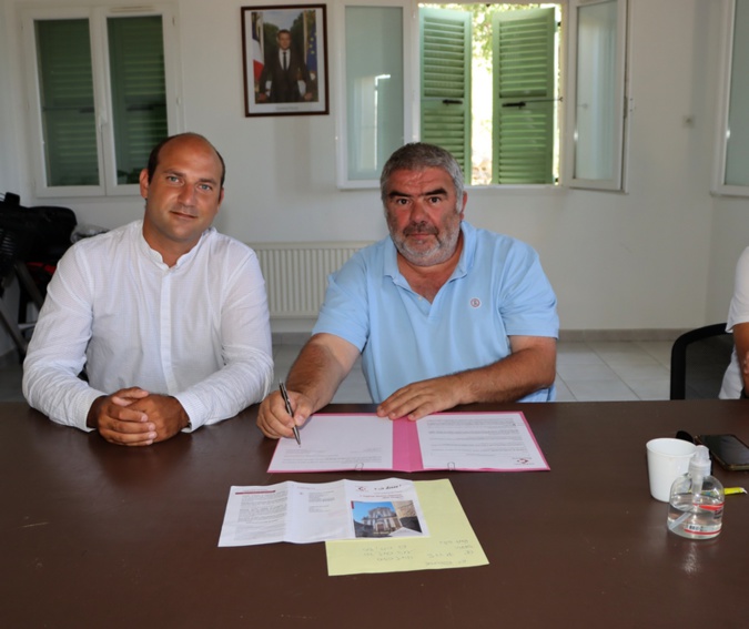 Dominique Andréani signant la convention de partenariat avec la Fondation du patrimoine Dominique Andréani signant la convention de partenariat avec la Fondation du patrimoine