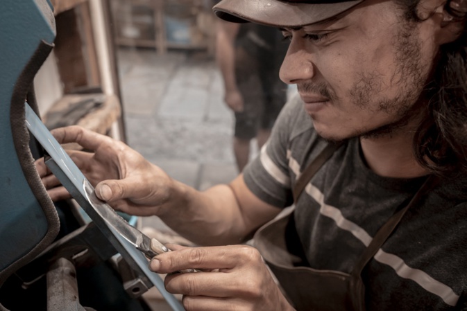 Polissage de la lame du couteau (Reportage photos Eyefinity Prod / Kévin Guizol Polissage de la lame du couteau (Reportage photos Eyefinity Prod / Kévin Guizol