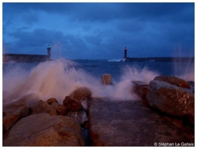 Fin de journée sur le Vieux-port de Bastia : Le vent est tombé mais la houle est toujours là. (Photo Stéphan Le Gallais)