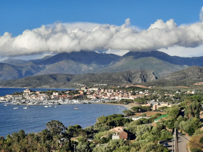 La photo du jour : en parapente au-dessus de Saint Florent La photo du jour : en parapente au-dessus de Saint Florent