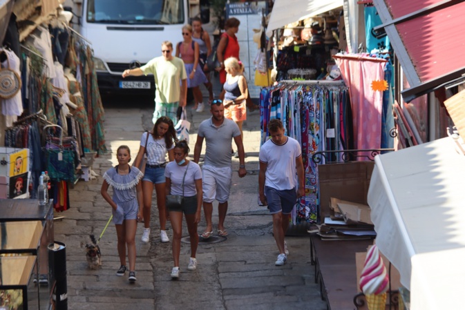 Dans la rue Clemenceau à Calvi le port du masque tarde à se concrétiser Dans la rue Clemenceau à Calvi le port du masque tarde à se concrétiser