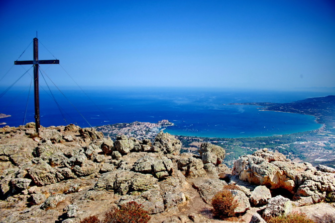 La photo du jour : la baie de Calvi vue de la croix des Autrichiens La photo du jour : la baie de Calvi vue de la croix des Autrichiens