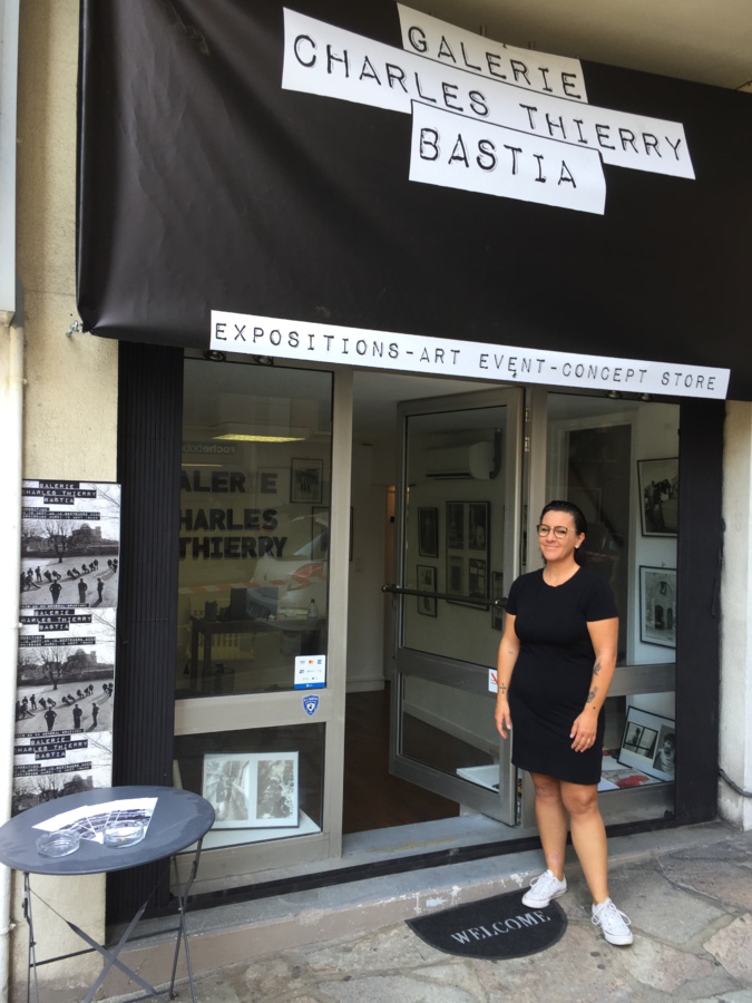 Alexandrine Raison devant la galerie qu'elle tient avec Alexandre Santerian Alexandrine Raison devant la galerie qu'elle tient avec Alexandre Santerian