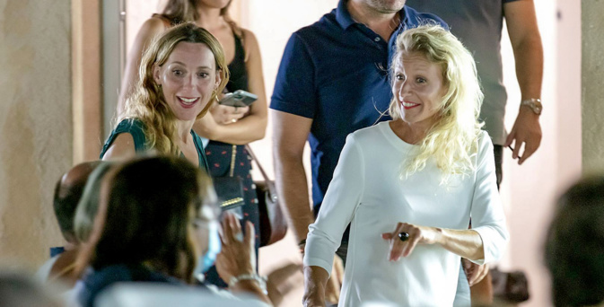 Méliane Marcaggi et Alexandra Lamy accueillies par le public du Fogata © Novellart-2B Méliane Marcaggi et Alexandra Lamy accueillies par le public du Fogata © Novellart-2B