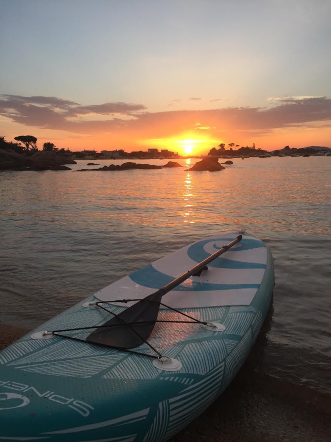 Paddle au repos face à la presqu’île de l’Isolella (Xavier Bonnin)