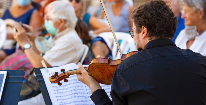 Partition, violon et sourires sous les masques ©N2B Partition, violon et sourires sous les masques ©N2B