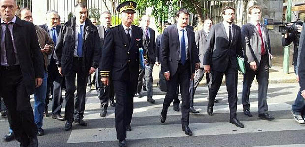 Dès la fin de la réunion avec les élus Manuel Valls s'est rendu sur les lieux de l'assassinat de Jacques Nacer (Photos Marilyne Santi)