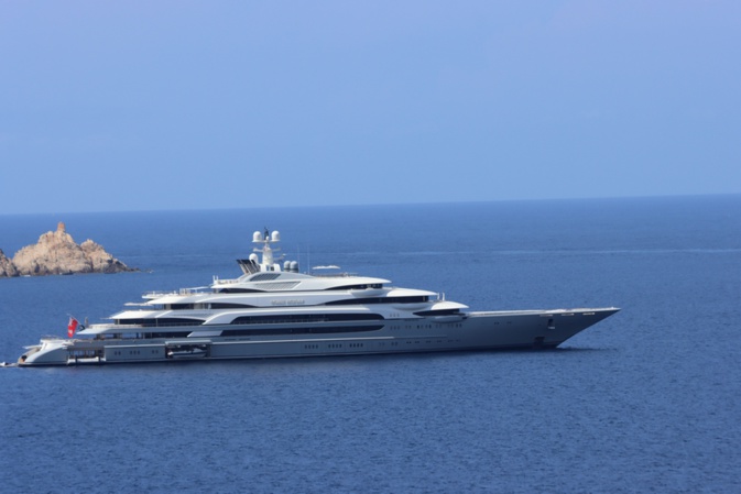 L'"Ocean Victory" au mouillage depuis hier au large de la Revellata (Photos G. Guizol L'"Ocean Victory" au mouillage depuis hier au large de la Revellata (Photos G. Guizol