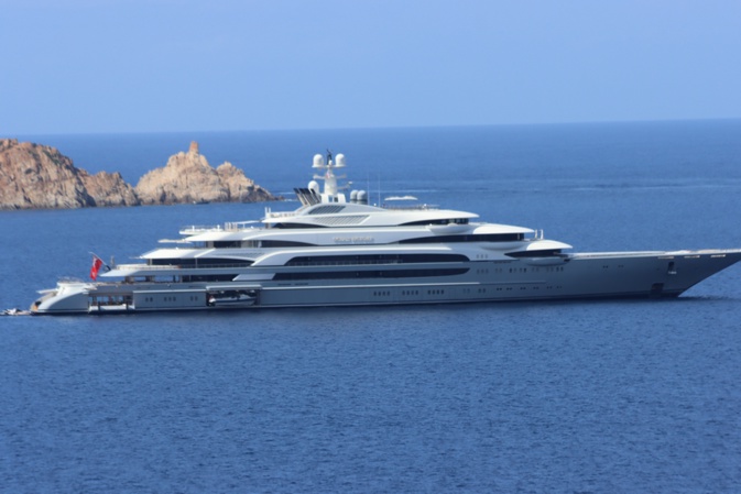 L'"Ocean Victory" au mouillage à la Pointe de la Revellata L'"Ocean Victory" au mouillage à la Pointe de la Revellata