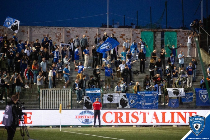 Les supporters du Sporting au stade Bauer @SCBastia Les supporters du Sporting au stade Bauer @SCBastia