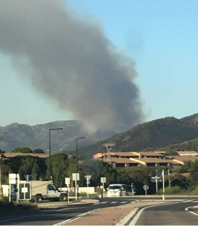 Le panache de fumée vu de Lozari (Photo Véronique Panichi Giacomoni) Le panache de fumée vu de Lozari (Photo Véronique Panichi Giacomoni)