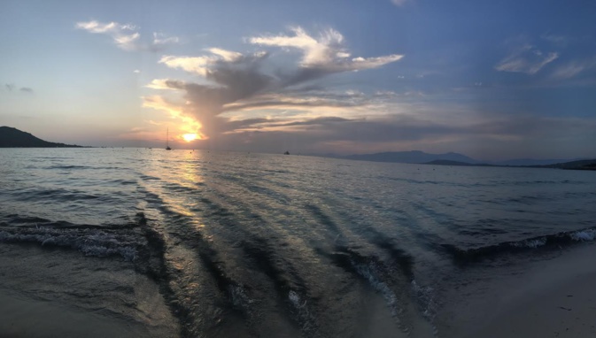 La plage d'argent un soir de ciel couvert (Graziella Covotta)