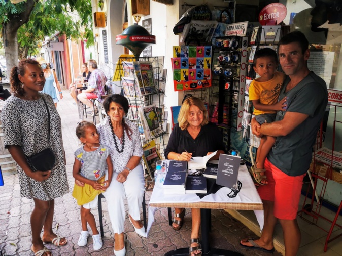 Paule Orsoni très entourée lors de sa séance de dédicaces Paule Orsoni très entourée lors de sa séance de dédicaces