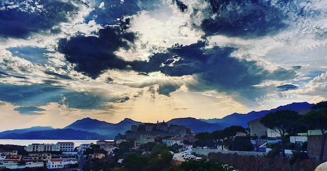 Ciel tourmenté au-dessus de Calvi (Photo Eric Frulani)