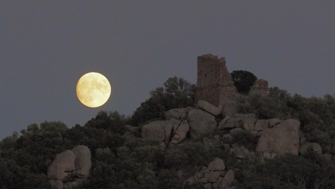 La photo du jour : pleine lune à San Ciprianu