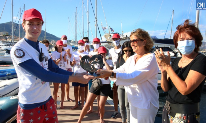 Catherine Riera remet le cœur d'or de la Marie Do à Vincent Brutschi, président de Med’ in Corse (Photo Michel Luccioni)