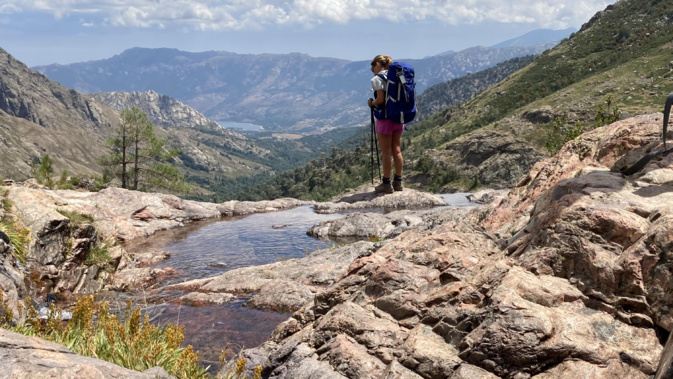 La photo du jour : piscine à débordement naturel dans le granit rose de la Paglia Orba