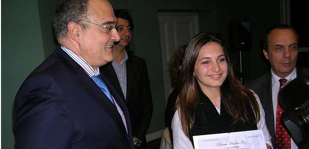 Le président Paul Giacobbi a remis le prix Andria Fazi 2012 aux 4 jeunes lauréats (à l'image ici de Lisandra Lorenzini) lors d'une réception organisée jeudi soir dans les salons de la CTC. (Photo: Yannis-Christophe Garcia)
