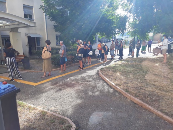 Longue file d'attente au centre des impôts de Bastia Longue file d'attente au centre des impôts de Bastia