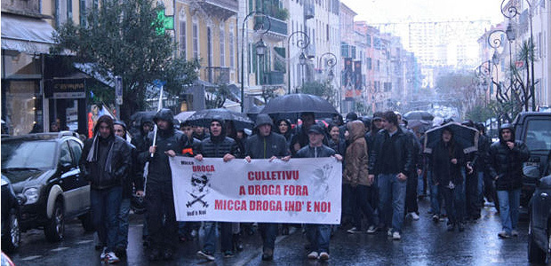 Environ 250 personnes étaient réunies pour manifester à Ajaccio à l'appel du collectif "A droga fora". (Photo Marilyne Santi)