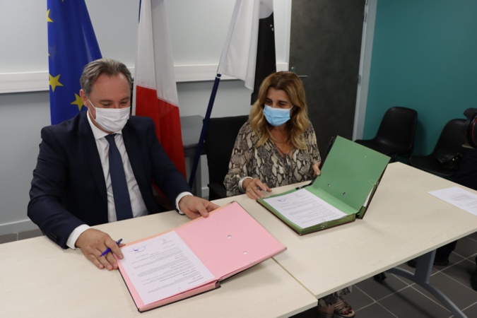La signature de la convention entre Angèle Bastiani et Guy Armanet