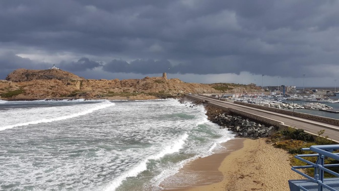 La photo du jour : sur la digue de L'lle-Rousse sous la pluie La photo du jour : sur la digue de L'lle-Rousse sous la pluie