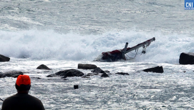 Ce qu'il reste du "Be Bop" brisé sur la côte à Porticcio (Photo Michel Luccioni)