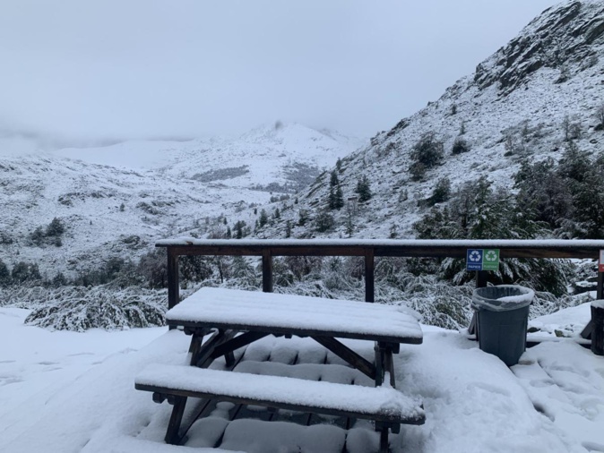 Refuge de Manganu, Camputile, bergerie de Vaccaghja et Punta Artica dans les nuages Refuge de Manganu, Camputile, bergerie de Vaccaghja et Punta Artica dans les nuages