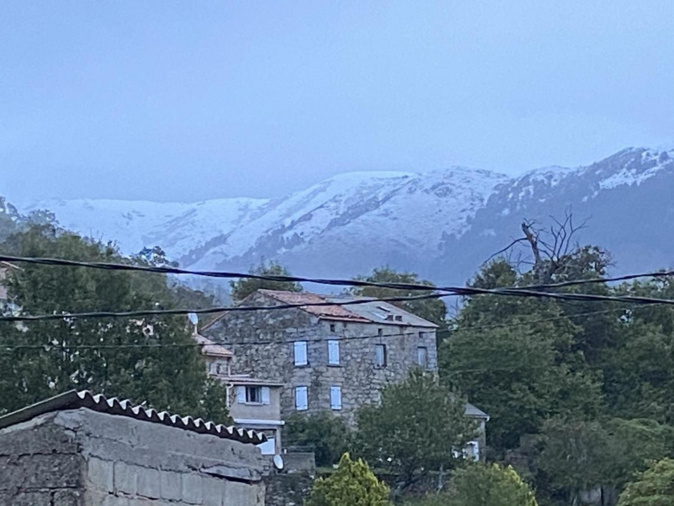 Neige à Ese (Photo Gaby Bastelica) Neige à Ese (Photo Gaby Bastelica)