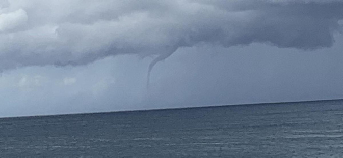 Trombe marine au large de la pointe de la Revellata Trombe marine au large de la pointe de la Revellata