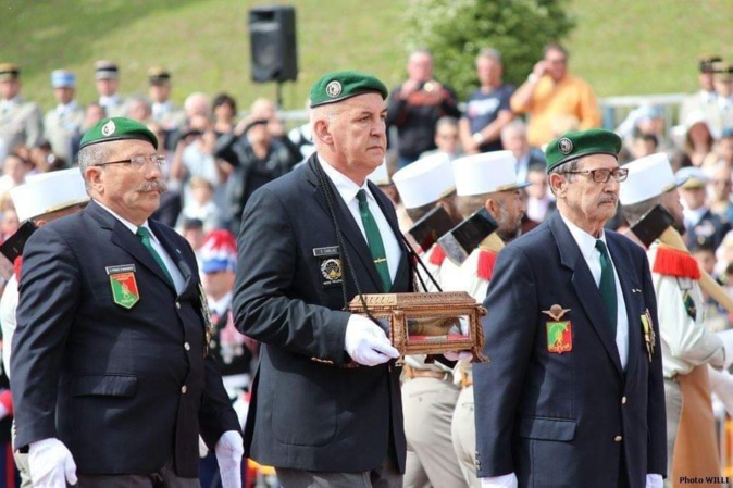 Portant la main du Capitaine Danjou lors des cérémonies de Camerone à Aubagne en 2014 Portant la main du Capitaine Danjou lors des cérémonies de Camerone à Aubagne en 2014