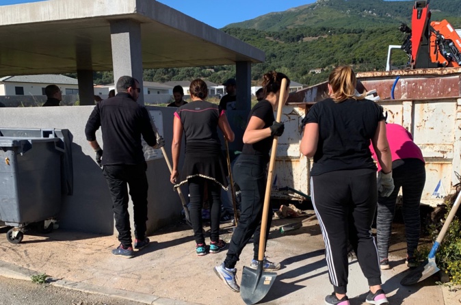 Tocc'à Voi : "Quand Les habitants des jardins de Borgo nettoient leurs locaux à poubelles" Tocc'à Voi : "Quand Les habitants des jardins de Borgo nettoient leurs locaux à poubelles"