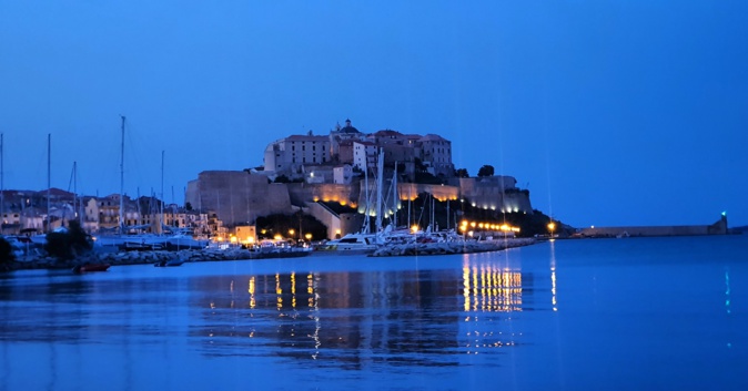 La photo du jour : la citadelle de Calvi dans la lumière