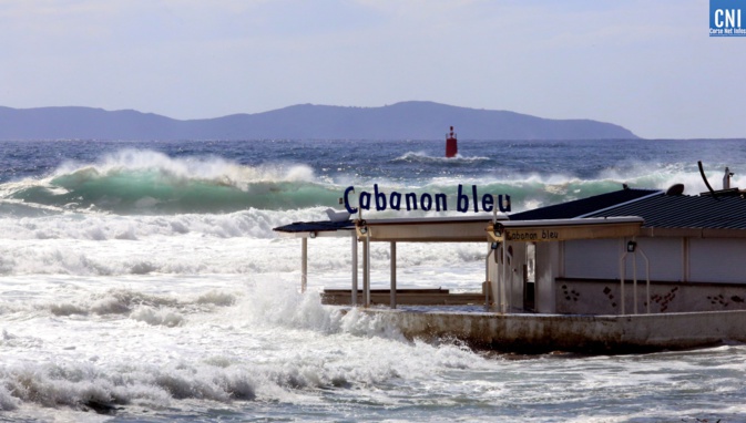 D’impressionnantes vagues ont déferlé ce samedi matin sur le littoral ajaccien D’impressionnantes vagues ont déferlé ce samedi matin sur le littoral ajaccien