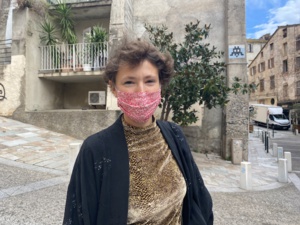 Cora, 40 ans. Cora, 40 ans.