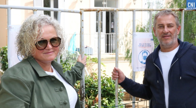 Vanina et Jean-Nicolas, devant l'école de leurs enfants. Vanina et Jean-Nicolas, devant l'école de leurs enfants.