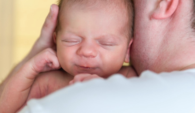 Allongement du congé paternité : un sujet qui fait débat en Corse