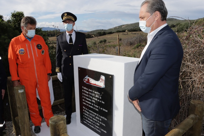 Alain Huet, Guy Armanet et Florent Farge ont dévoilé la plaque (Photos Gilbert Guizol) Alain Huet, Guy Armanet et Florent Farge ont dévoilé la plaque (Photos Gilbert Guizol)