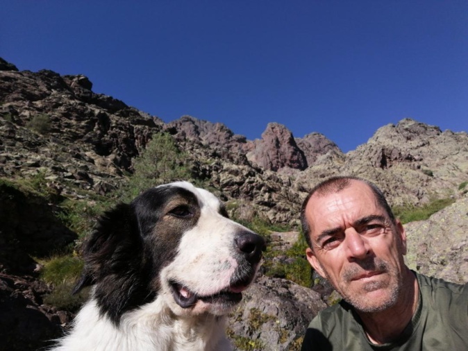 Jack et son maître Charles sur une étape du GR20. Jack et son maître Charles sur une étape du GR20.