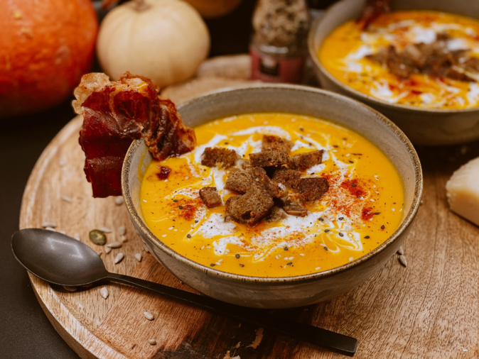 Soupe de potimarron, lait de coco, croûton à l’huile d’olive et chips de prisutu Soupe de potimarron, lait de coco, croûton à l’huile d’olive et chips de prisutu