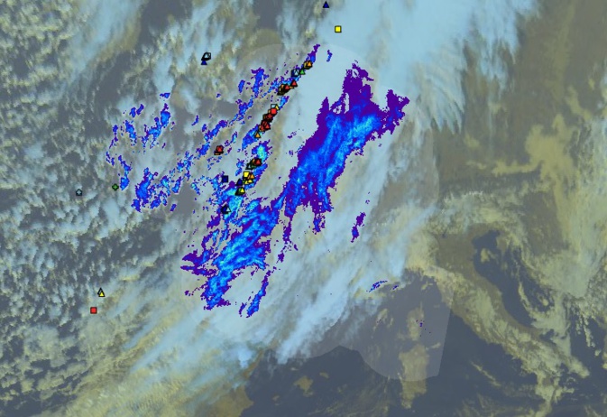 La zone pluvio-orageuse située ce dimanche sur le centre de la France, touchera la Corse lundi en tout début de journée.