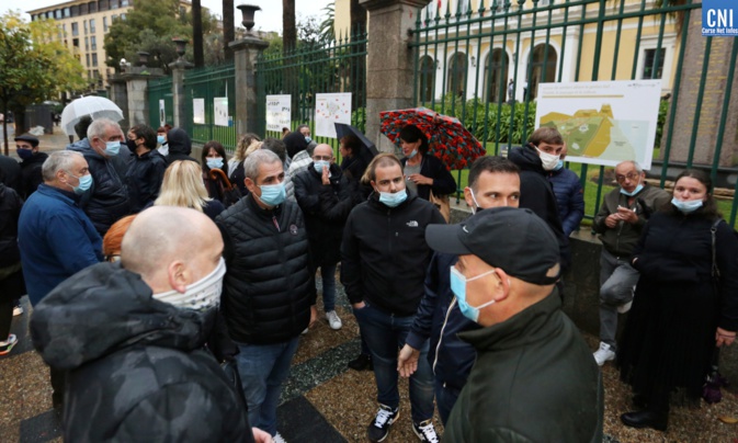 Les patrons de bars et restaurants devant la préfecture d'Ajaccio. Images Michel Luccioni