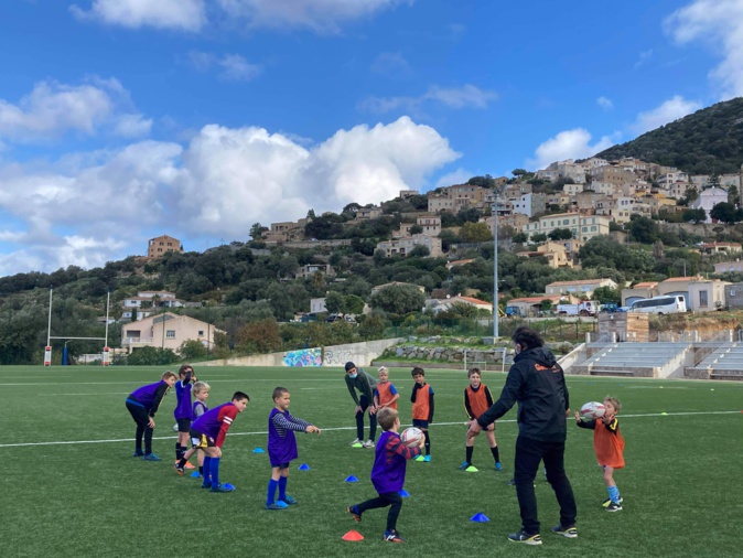 Initiation au rugby sur le stade municipal de Lumiu Initiation au rugby sur le stade municipal de Lumiu