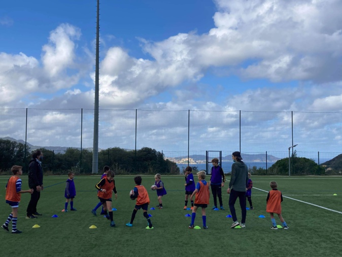Initiation au rugby sur le stade municipal de Lumiu Initiation au rugby sur le stade municipal de Lumiu