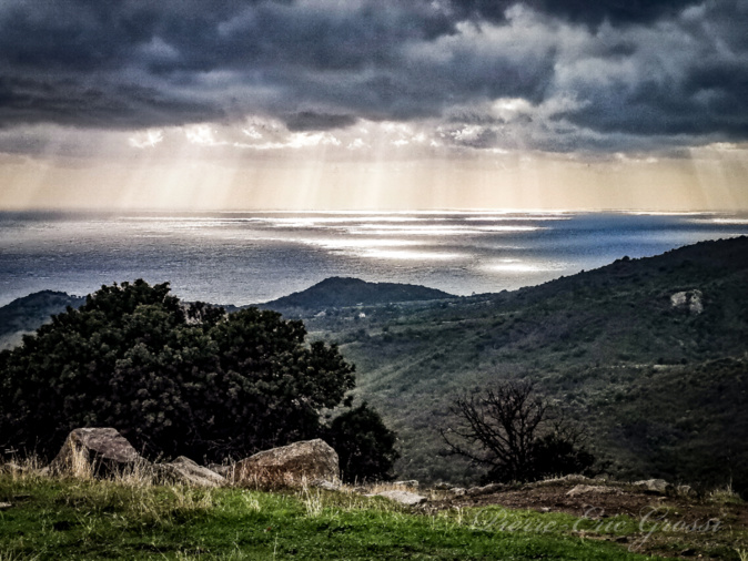 Eclaircies au-dessus du golfe de Sagone (Pierre-Eric Grossi)