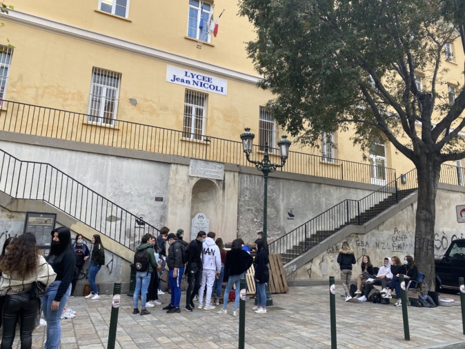 Les lycéens bloquent le lycée Jean Nicoli Les lycéens bloquent le lycée Jean Nicoli