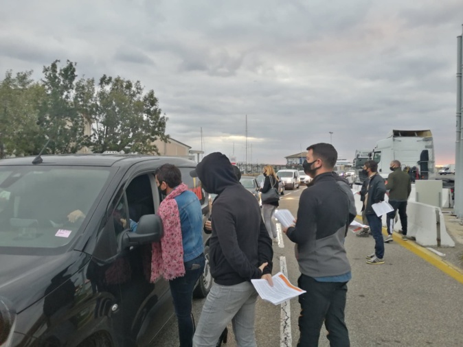 Munis de tracts, les militants de Corsica Libera ont instauré le dialogue avec les automobilistes débarquant sur le sol insulaire.