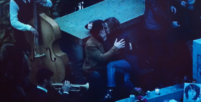 La scène du baiser entre Sigourney Weather et Gray Orsatelli © France2 La scène du baiser entre Sigourney Weather et Gray Orsatelli © France2