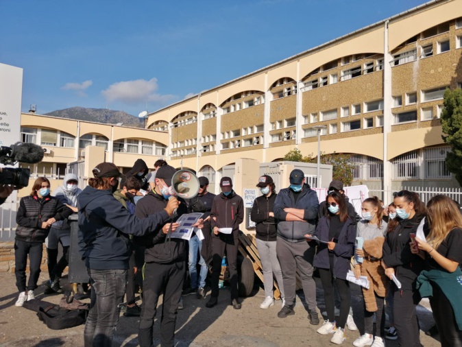 Après avoir lu un communiqué de presse les lycéens ont liberé l'entrée du lycée de Montesoro Après avoir lu un communiqué de presse les lycéens ont liberé l'entrée du lycée de Montesoro
