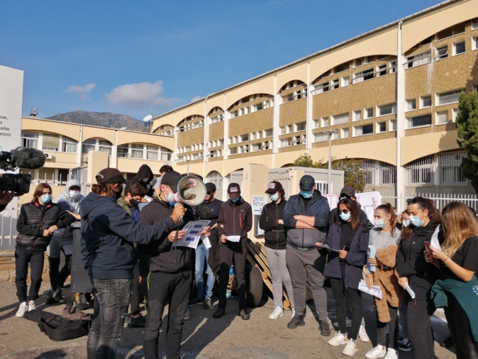 Après avoir lu un communiqué de presse les lycéens ont liberé l'entrée du lycée de Montesoro